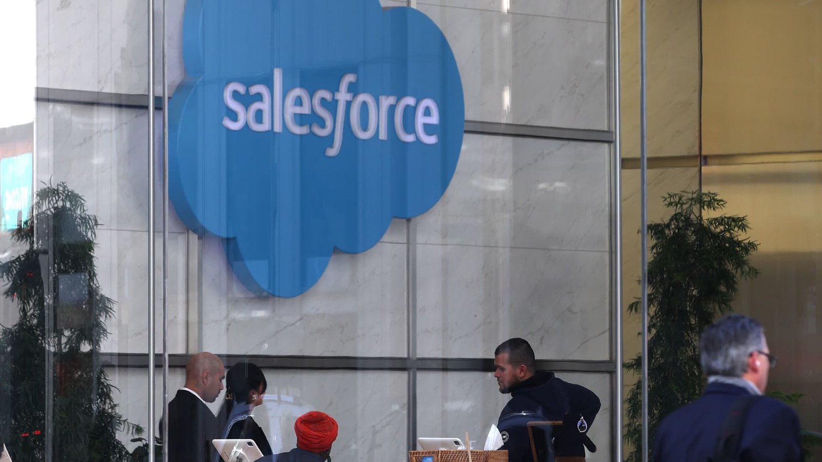 Salesforce's beat-and-raise quarter isn't quieting the doubters