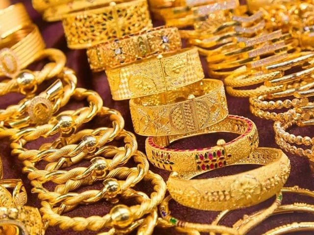 Gold prices drop in global, local markets
