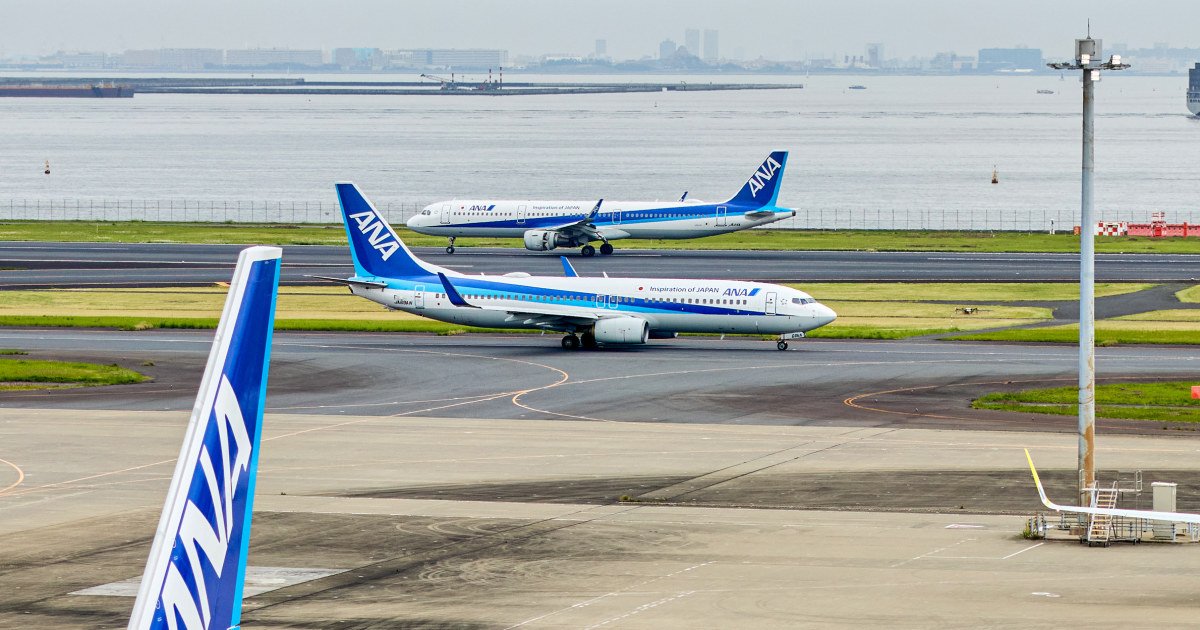Marine says he tackled 'unruly' man accused of trying to open exit door on flight