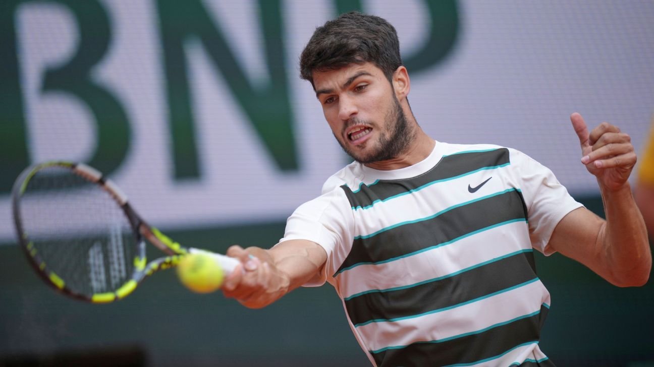 Carlos Alcaraz begins French Open title defense with victory