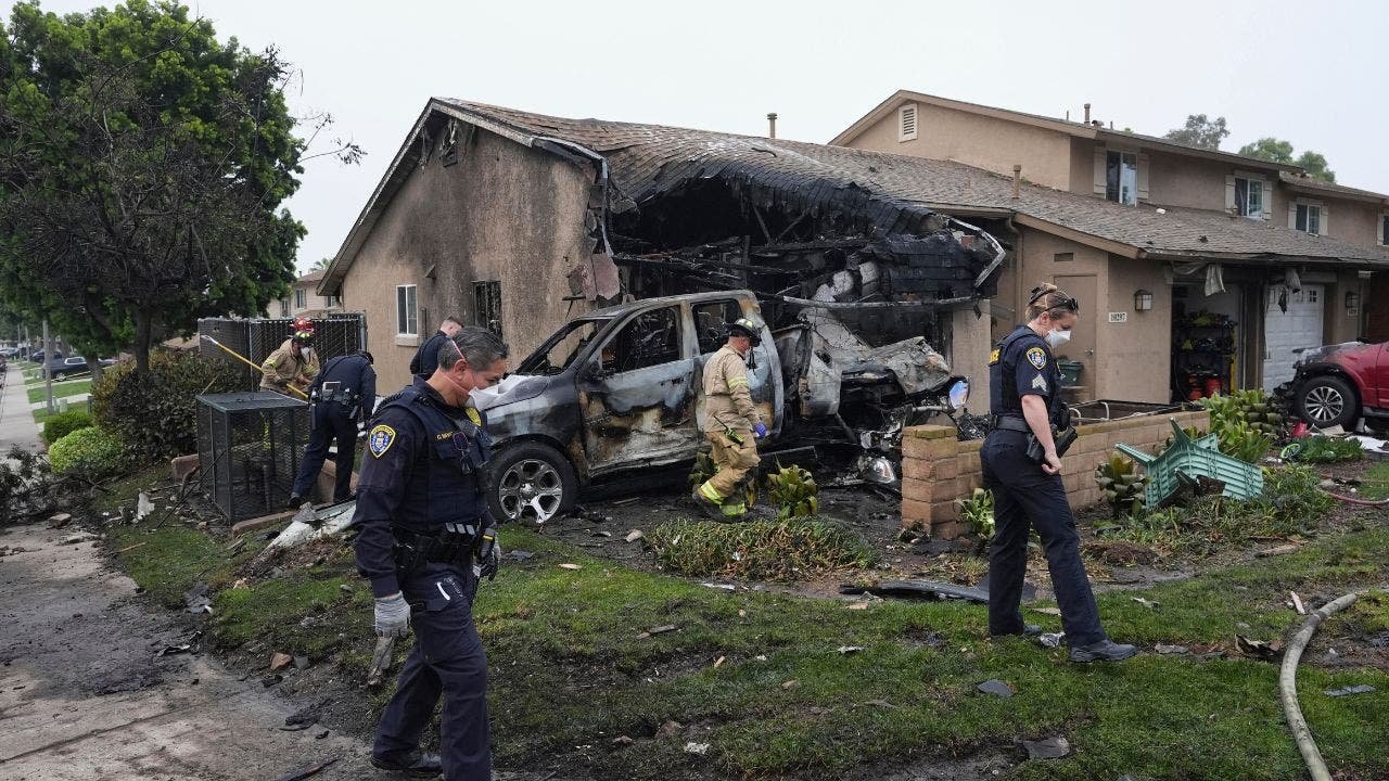 San Diego plane crash kills 2, injures 8 others after setting homes on fire: police