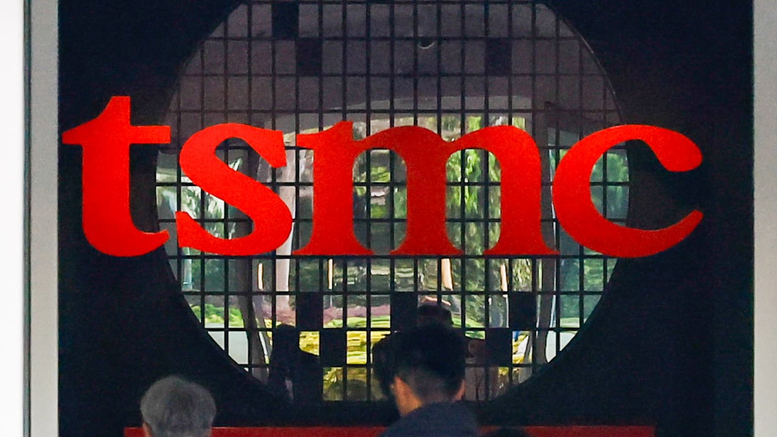 U.S. may stop global chipmakers' access to American tech in China
