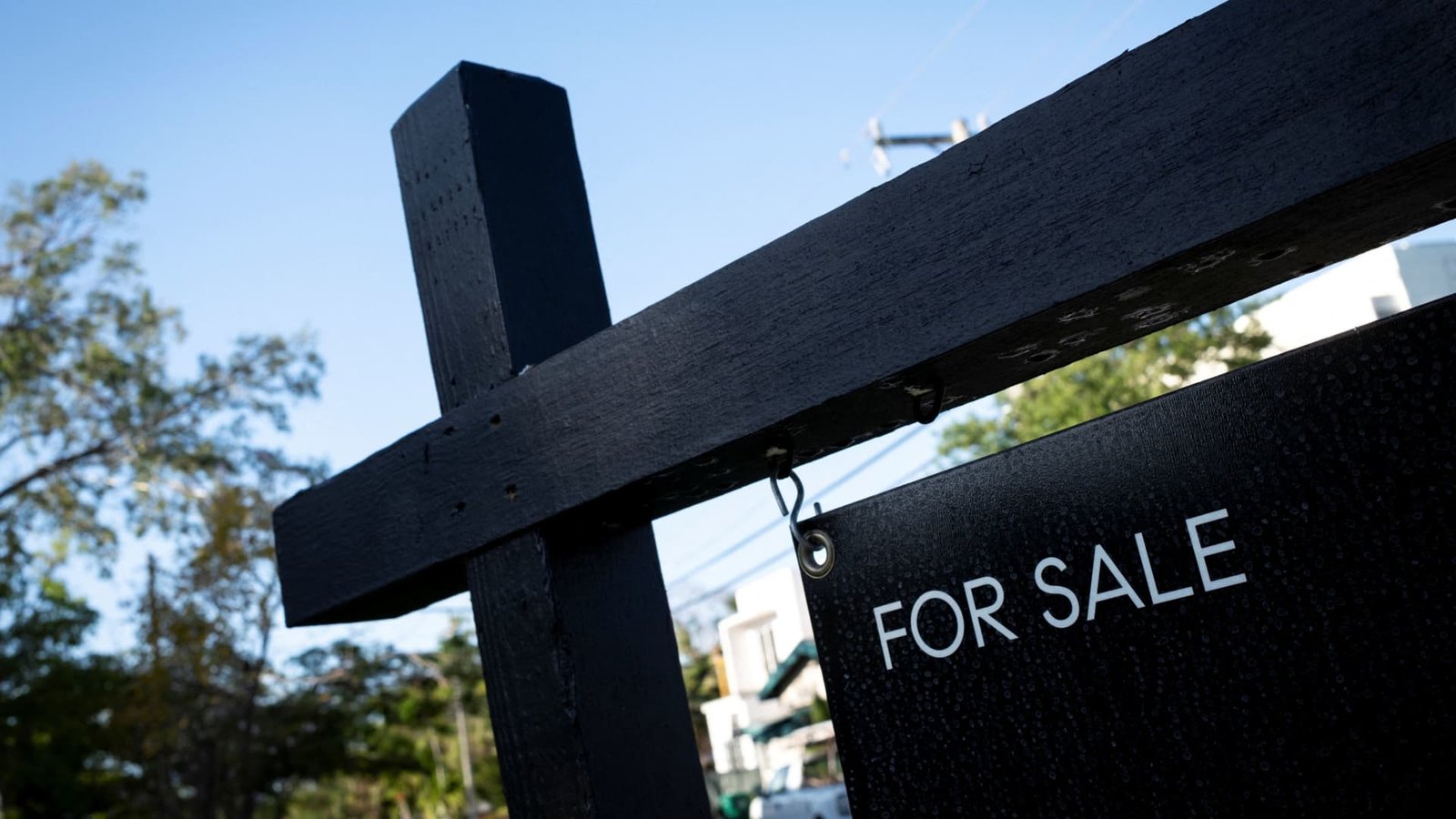 Mortgage demand drops even as interest rates decline