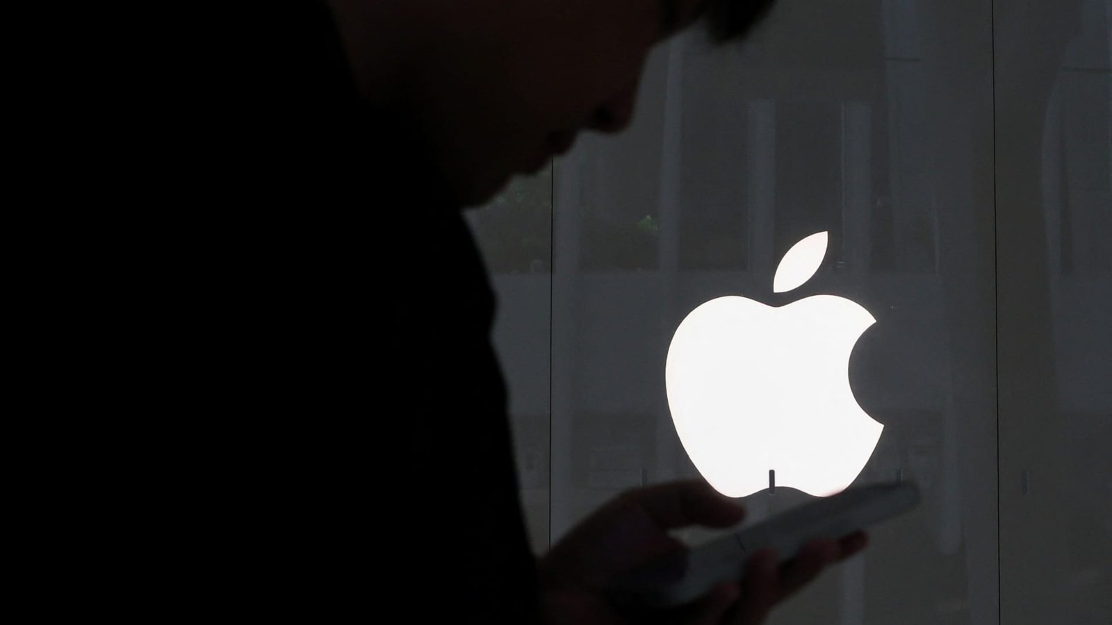 Jim Cramer is not giving up on Apple. Here's why