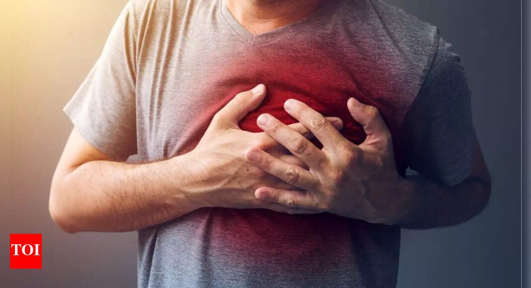 Heart Attack Symptoms: 5 warning signs of a heart attack (and the 2 diets that can mitigate the risks) |