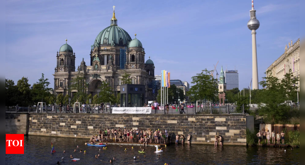 Berliners jump into Spree River to show it's clean enough for swimming