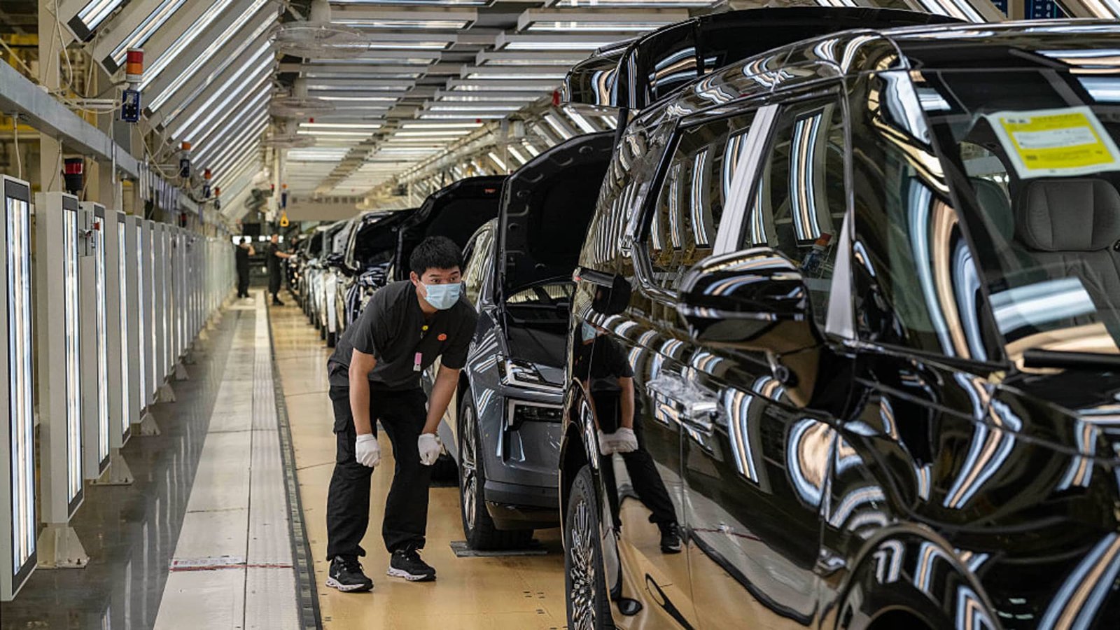 China's industrial profits plunge 9.1% in May