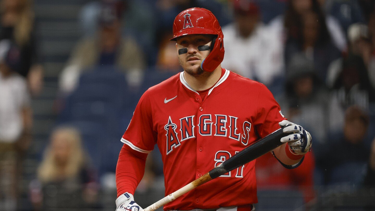 Mike Trout's Super Bowl bat message becomes a baseball card