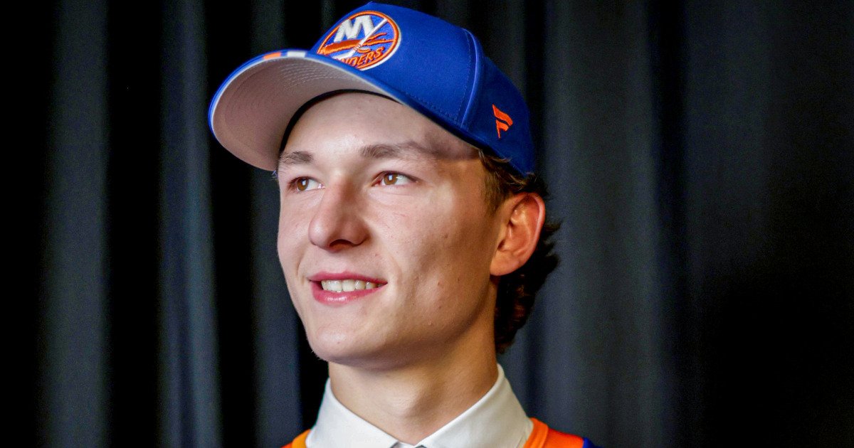Islanders' No. 1 pick Matthew Schaefer pays tribute to late mother with a kiss and a promise