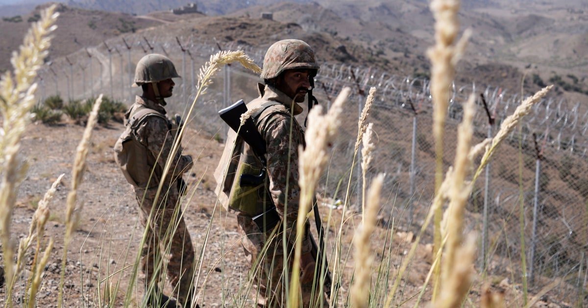 Suicide car bombing in Pakistan kills 14 soldiers and injures 25 people