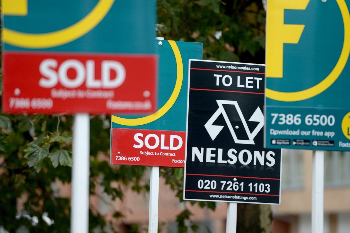 Average UK house price drops by £1,277 in June after record highs