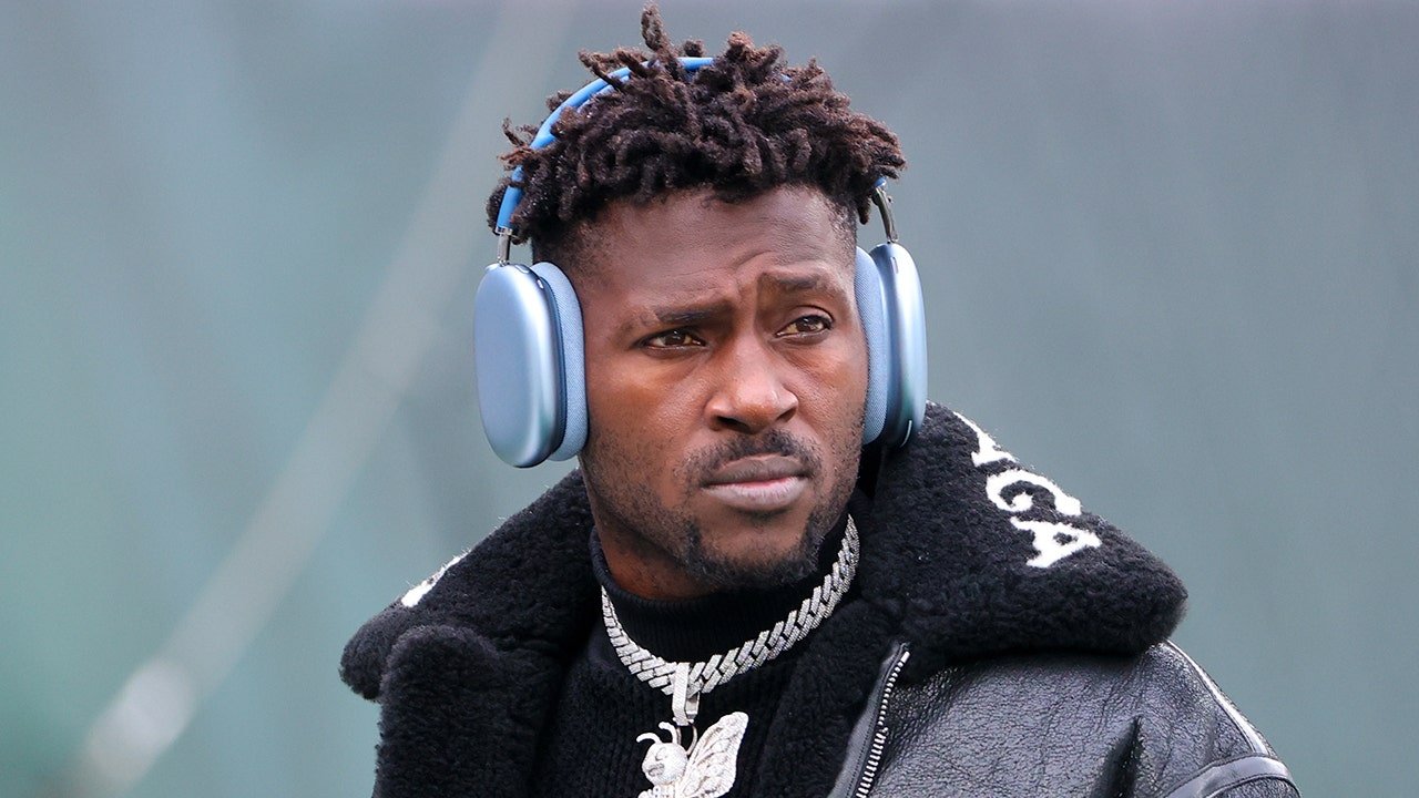 Antonio Brown swipes media amid attempted murder charge warrant