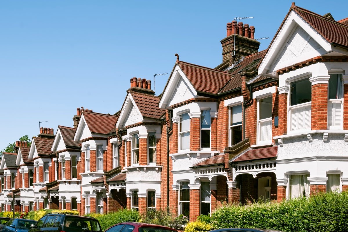Average UK house price drops by over £1,000 in a single month