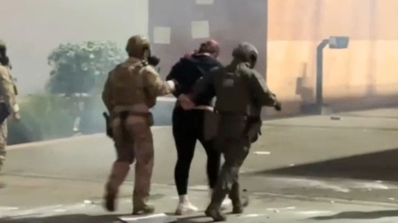 Feds shut down masked agitators who tried to block ICE facility in Portland