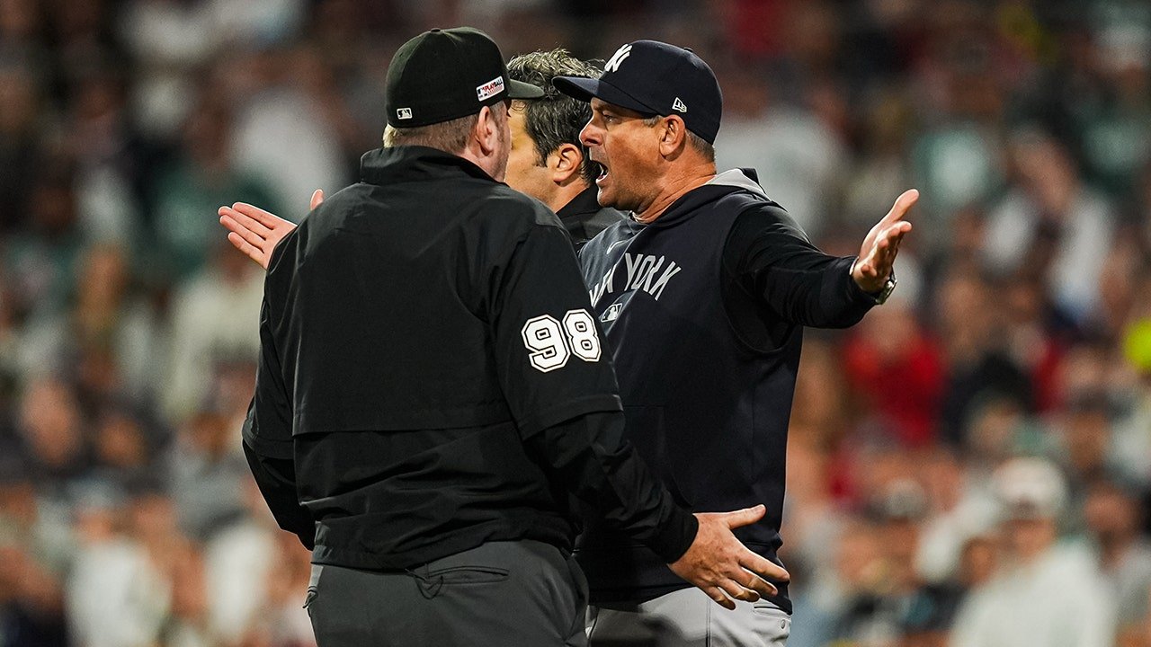 Yankees' Aaron Boone throws gum in rage over controversial foul ball call