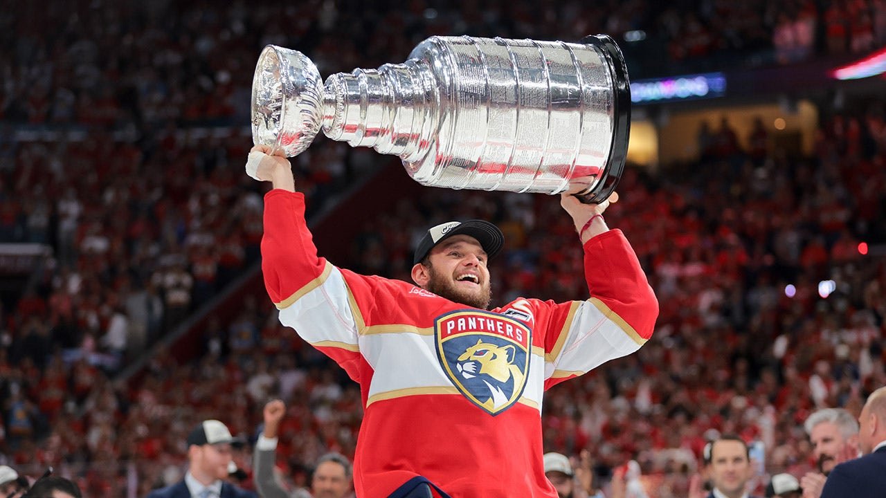 Panthers' Aleksander Barkov offers neighbors 'coffee with the Cup' at 5 a.m.