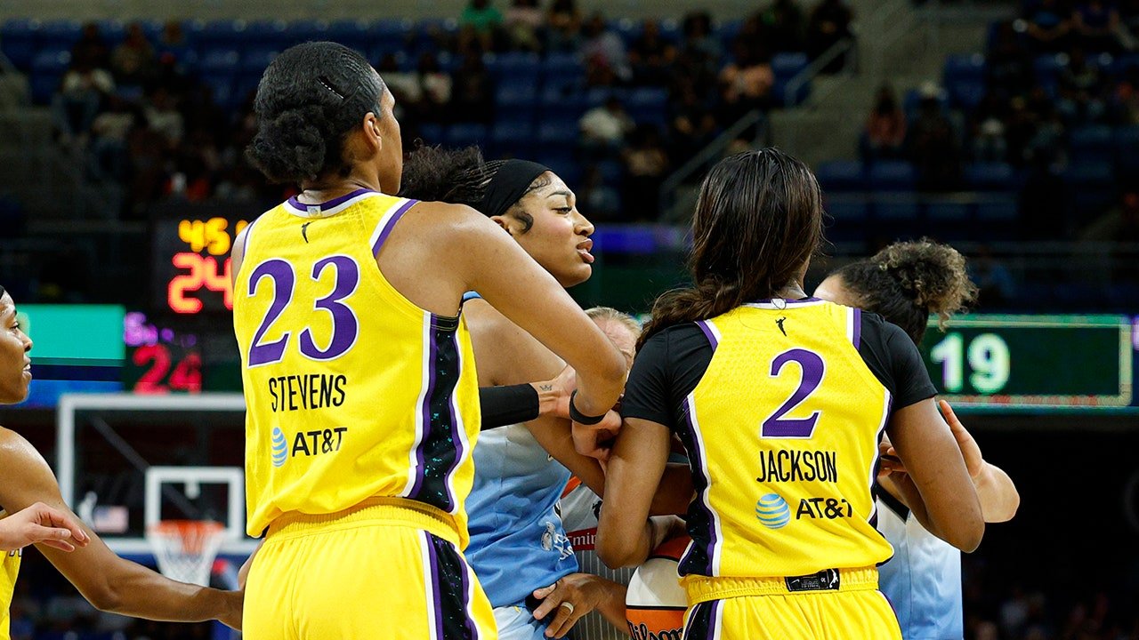 Angel Reese, Rickea Jackson exchange shoves during matchup