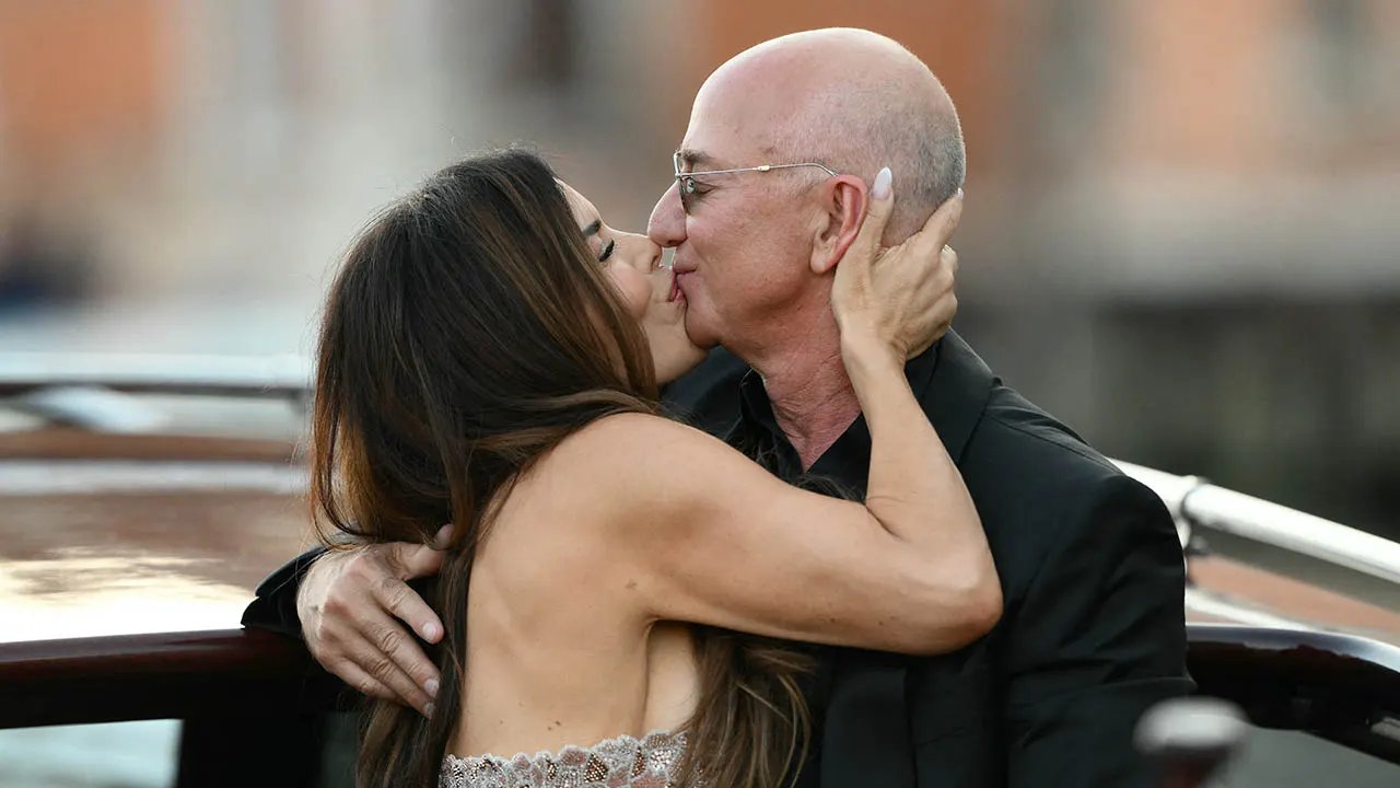 Jeff Bezos and Lauren Sánchez share kiss after lavish Venice wedding
