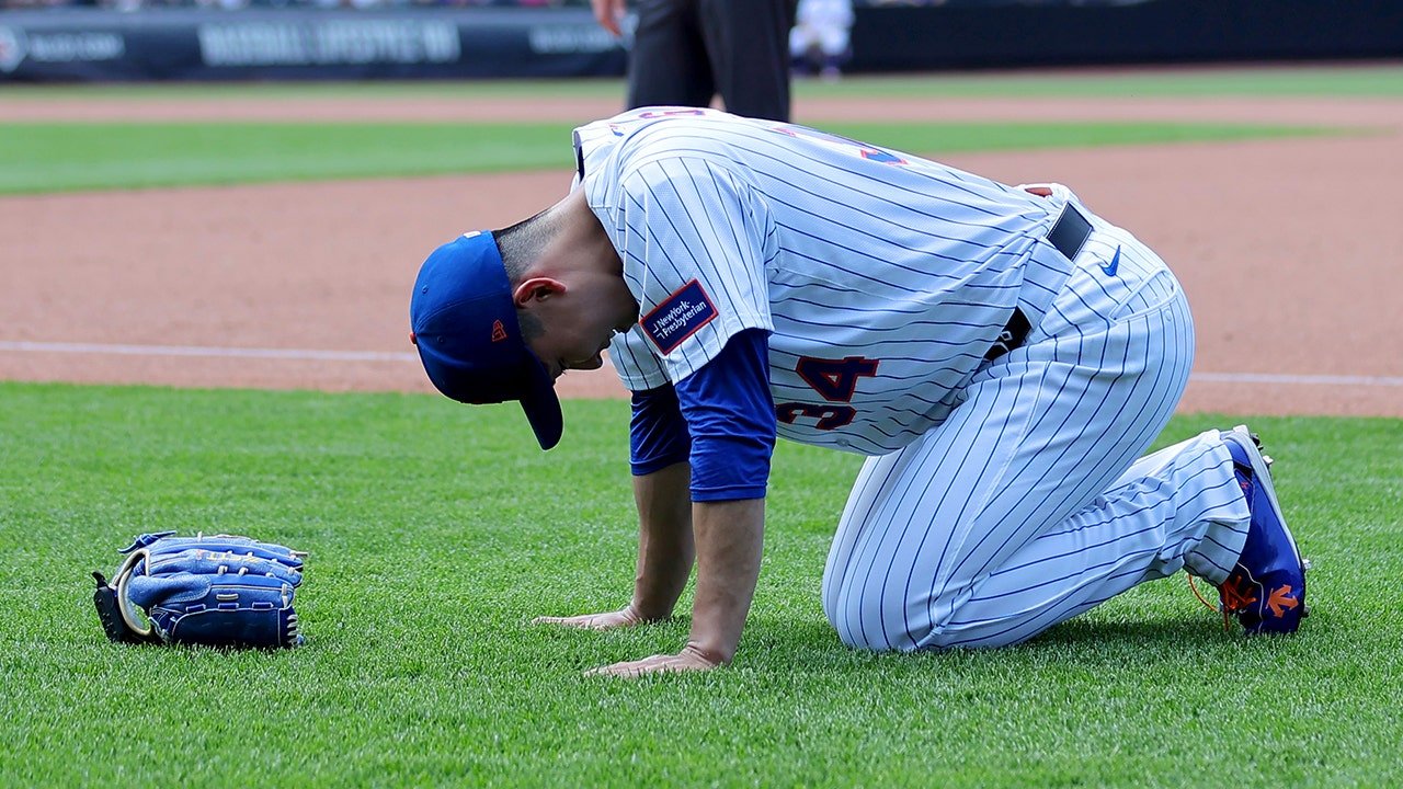 Mets ace forced to leave game after awkward landing at first base