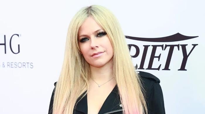 Avril Lavigne gives heartfelt tribute to mom during NYC show