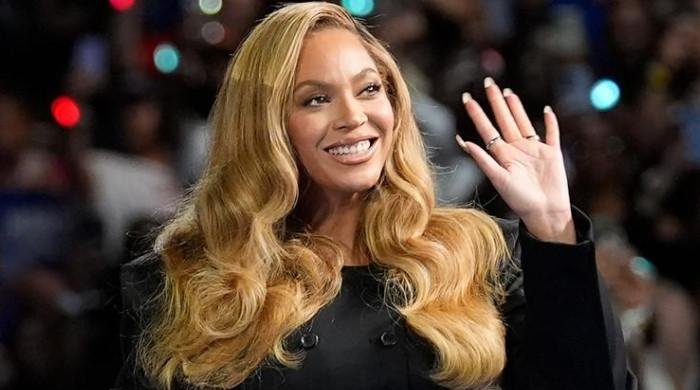 Beyonce surprises fans with quick save from onstage mishap