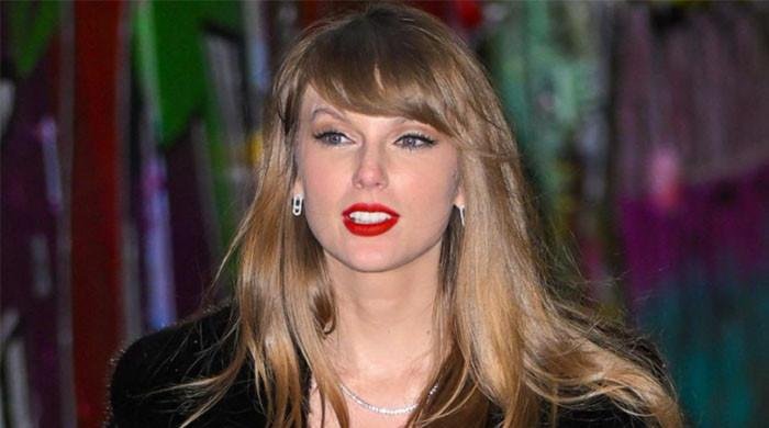 Taylor Swift makes surprise visit at Florida children's hospital