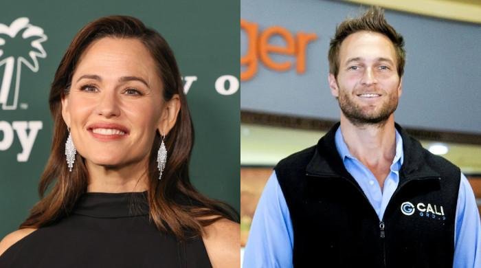 Jennifer Garner, BF John Miller pack PDA at at charity event