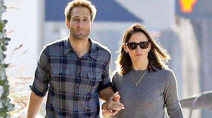 Jennifer Garner locks lips with boyfriend John Miller in rare outing