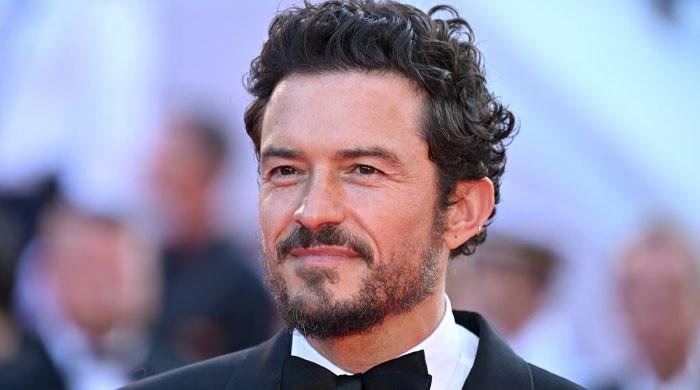 Orlando Bloom's dog steals spotlight at late night show