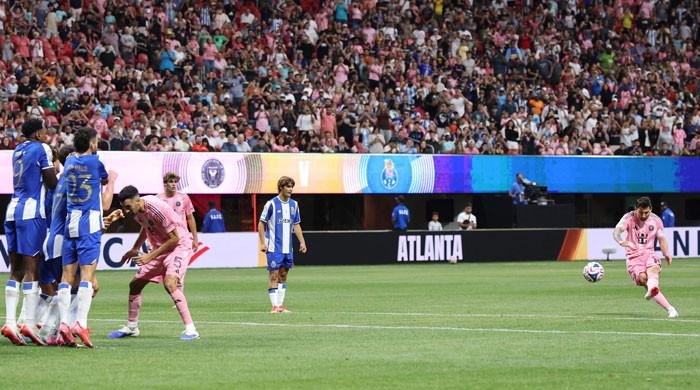 Lionel Messi scores on free kick to lift Inter Miami over Porto