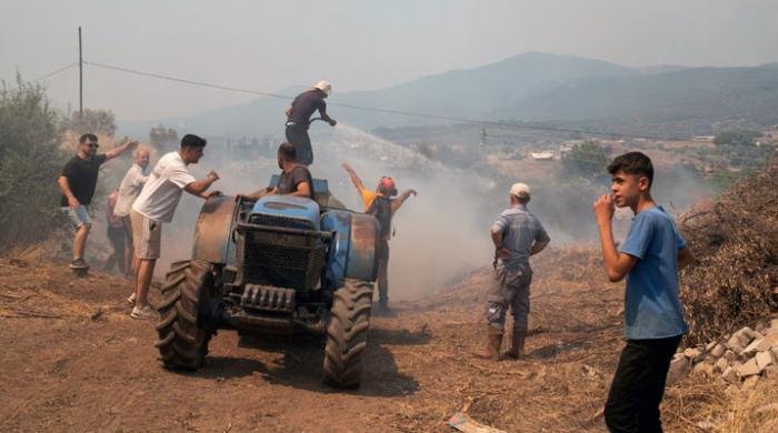 Thousands flee wildfires in Turkiye as Europe hit by early heatwave