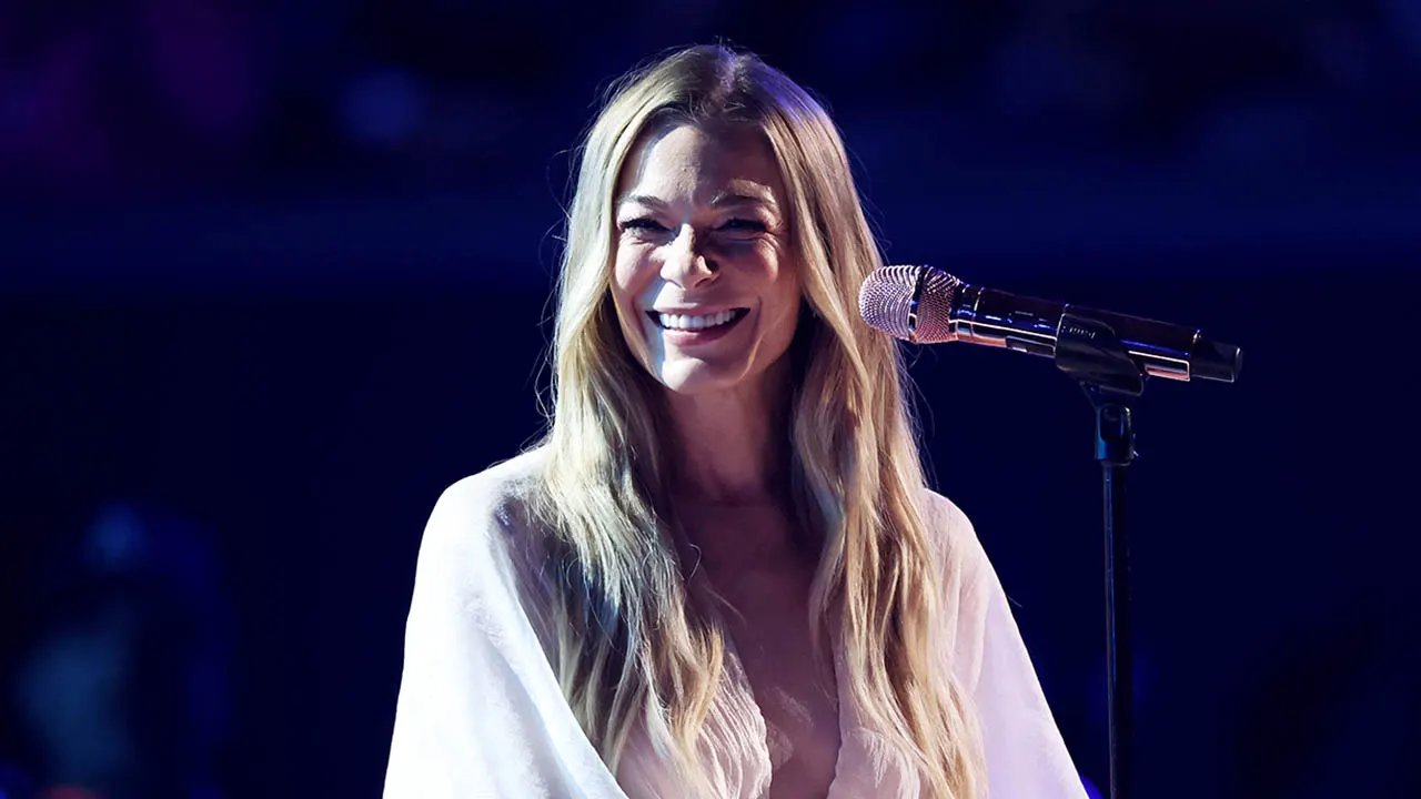 LeAnn Rimes continues concert after teeth fall out during performance