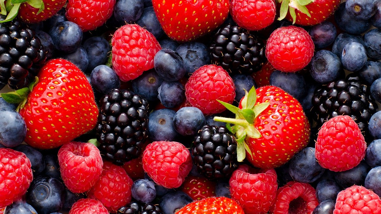 How to preserve strawberries and blueberries longer, according to expert