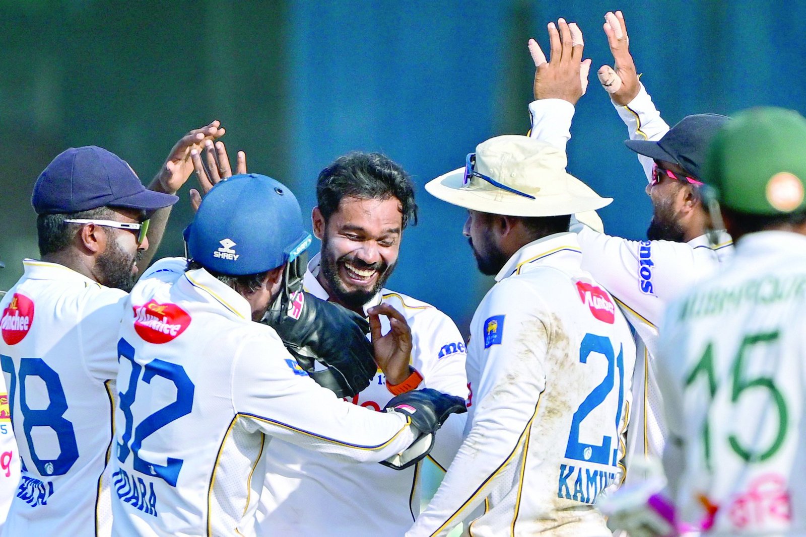 Sri Lanka spinners leave BD on verge of defeat