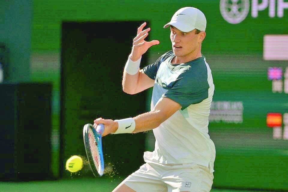 Draper survives scare to reach Queen's quarters