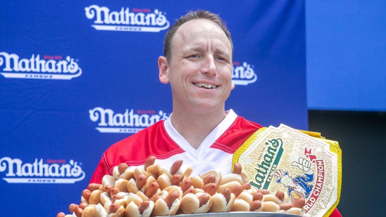 Joey Chestnut returning to Nathan's hot dog eating contest