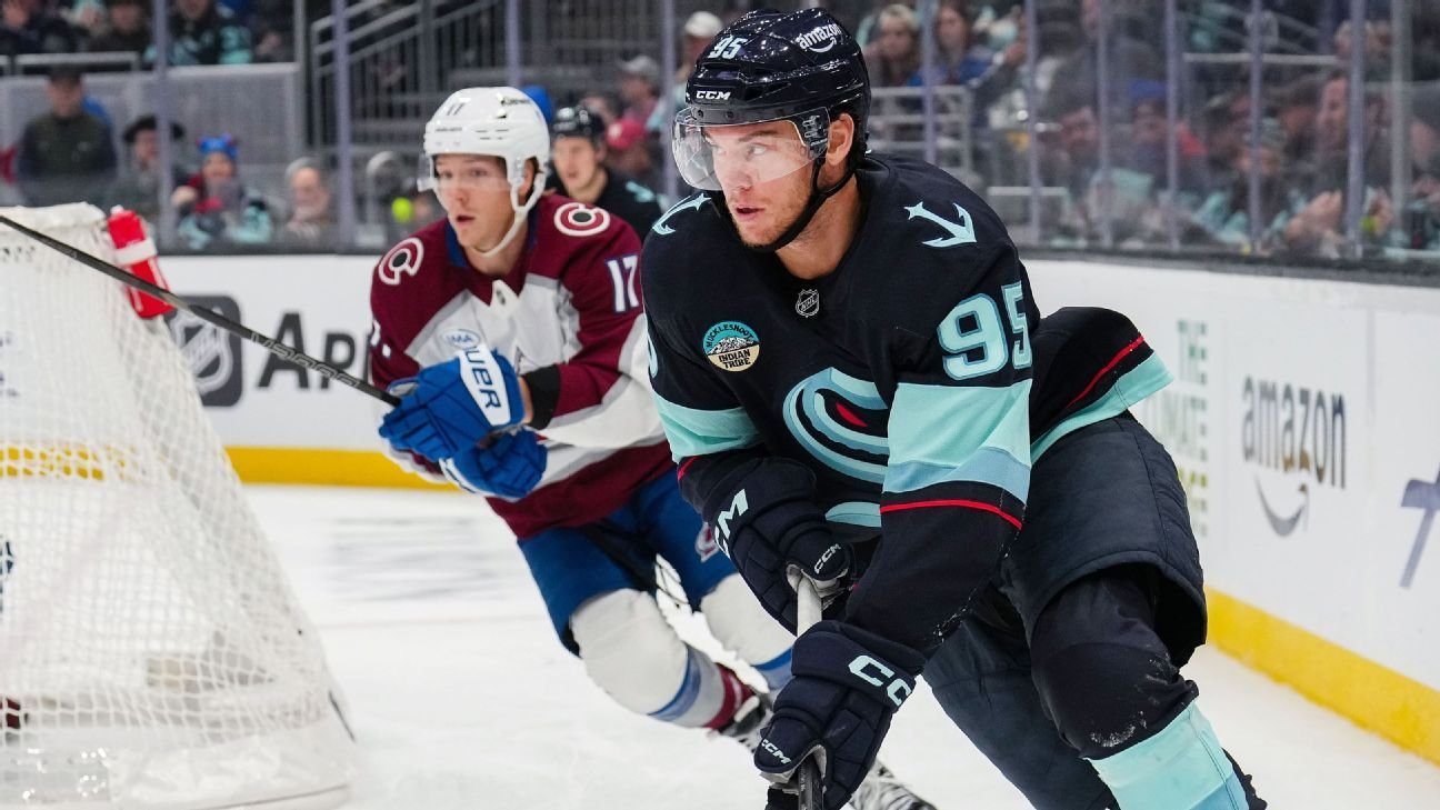Blackhawks acquire Andre Burakovsky from Kraken for Joe Veleno
