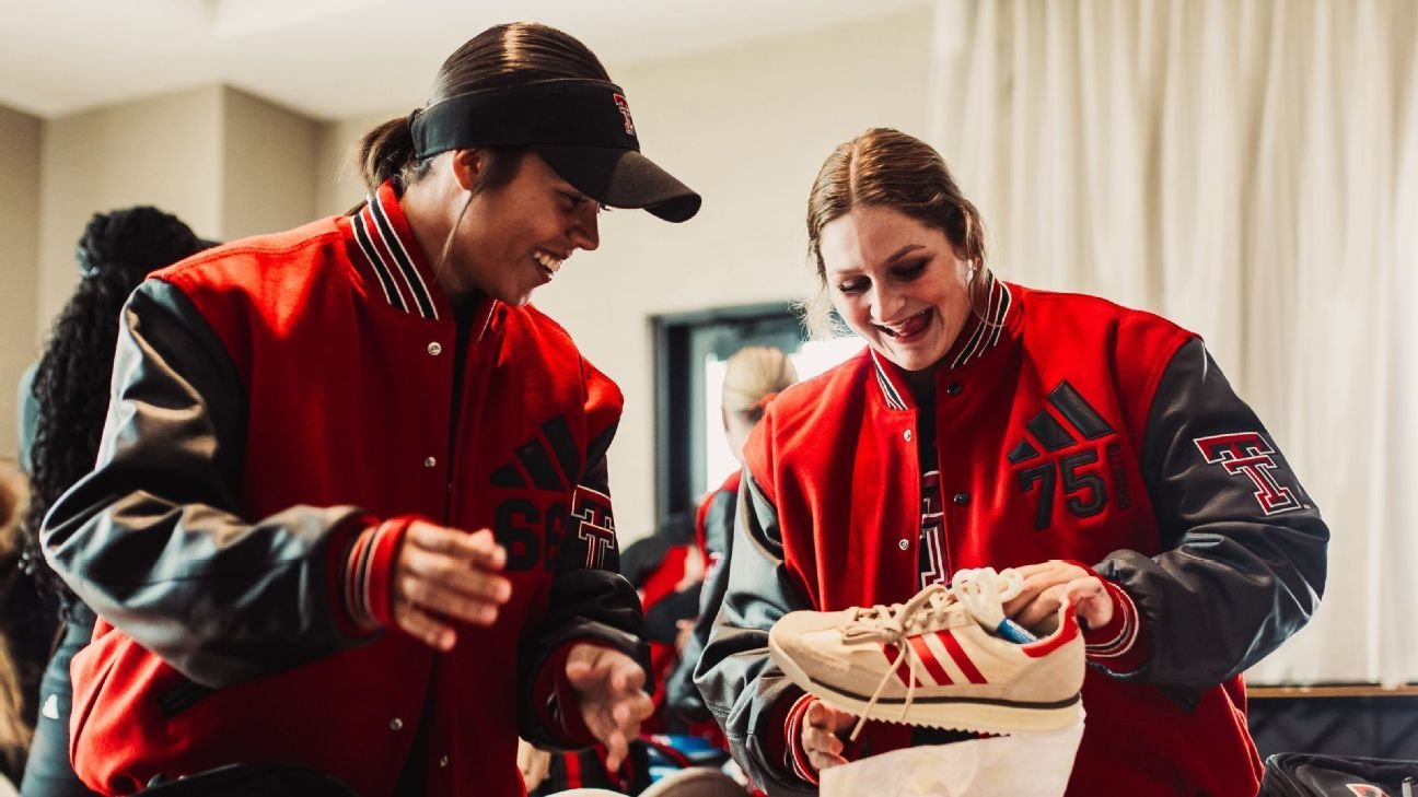 Patrick Mahomes sends Texas Tech softball merch during WCWS
