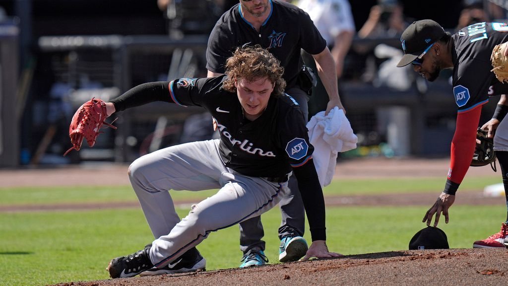 Weathers hit in head by catcher's throw; exits after 3 innings