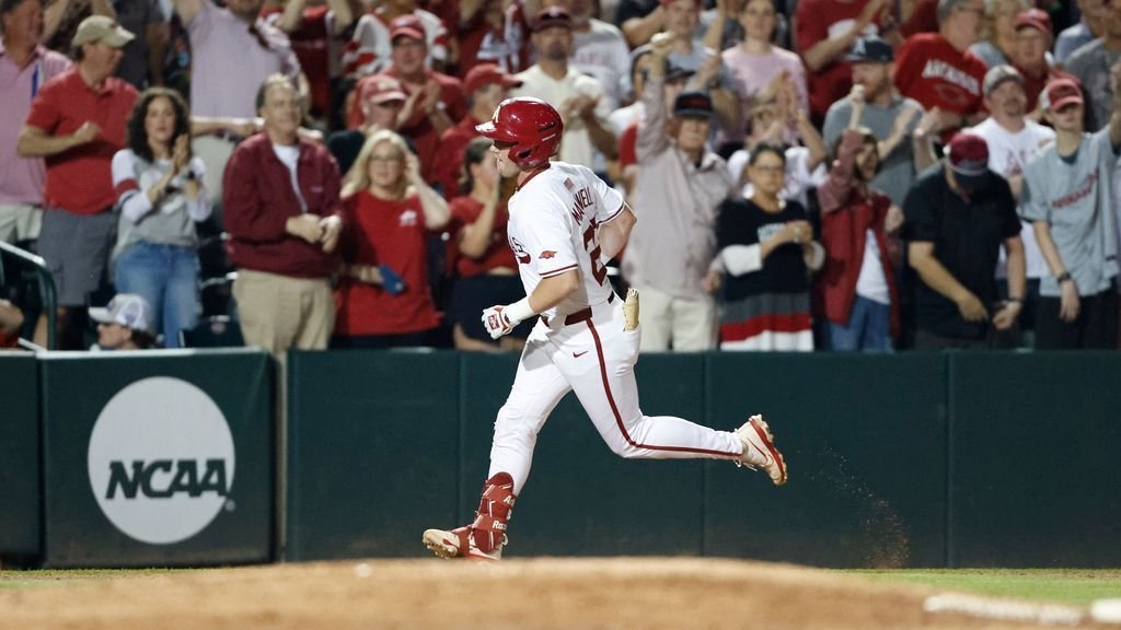 Arkansas rides Logan Maxwell's grand slam into MCWS
