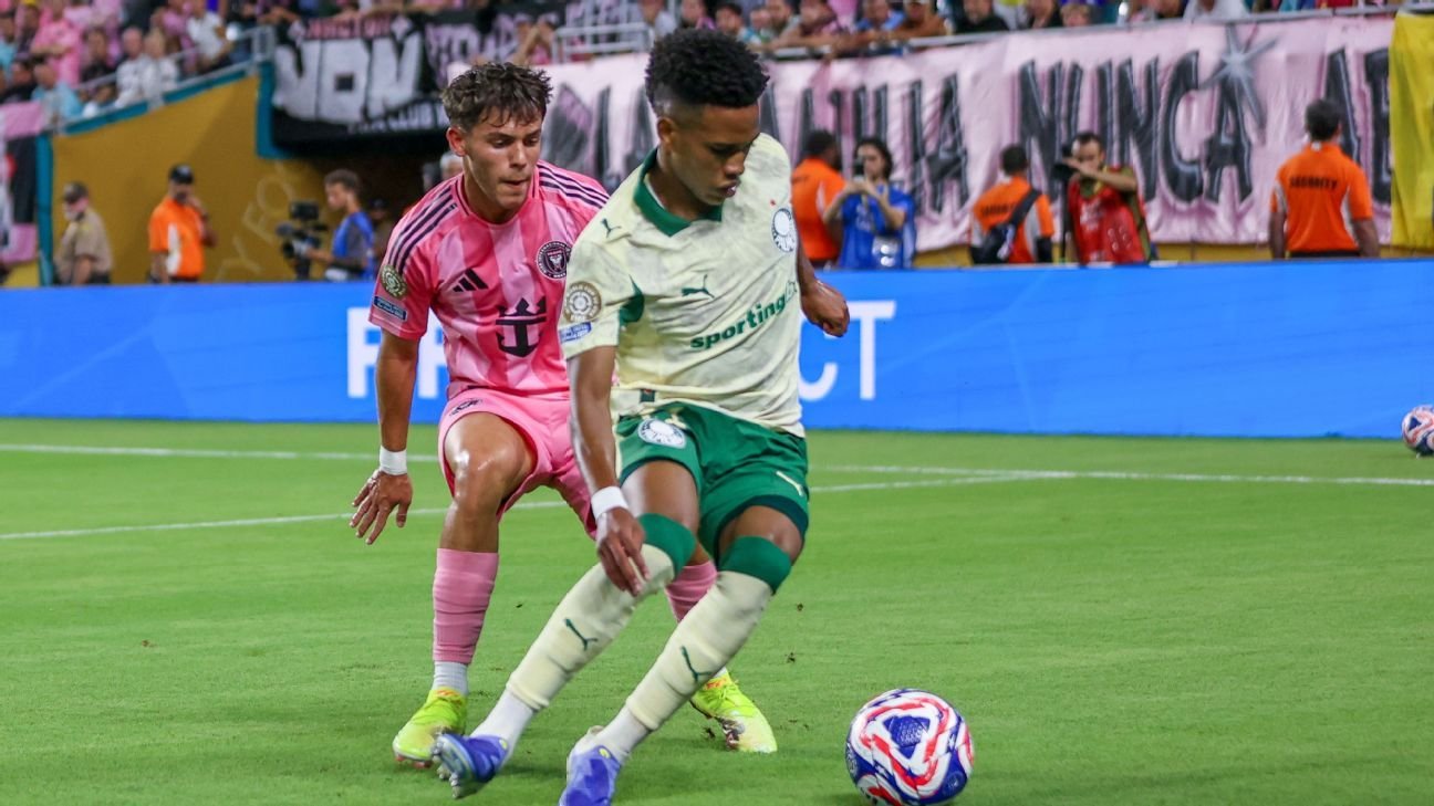 Palmeiras boss: OK for Chelsea-bound Estêvão to feel anxious