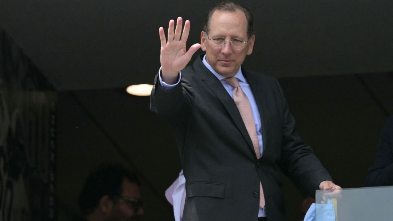 Textor quits Lyon, Kang stepping up as prez