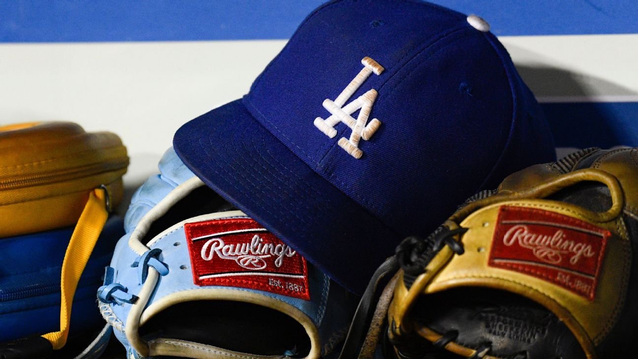 Anthem in Spanish sparks debate over Dodgers' immigrant support