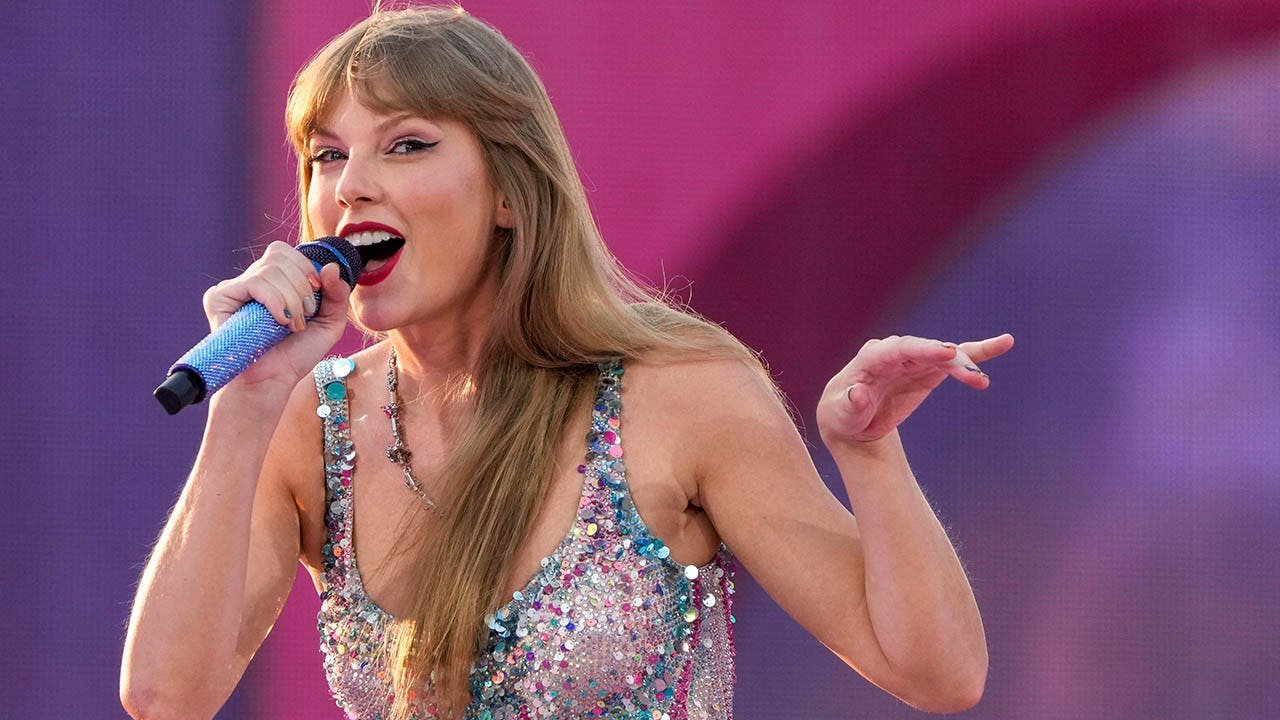 Taylor Swift surprised fans with an intimate charity performance in Nashville