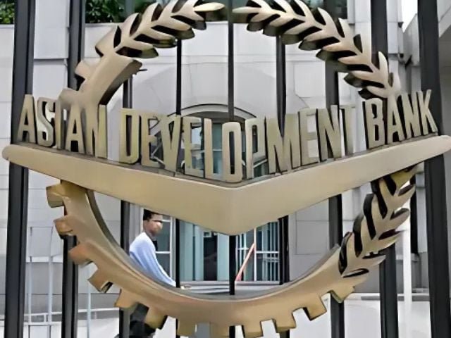 Pakistan secures $1b ADB-backed loan in return to Middle East markets