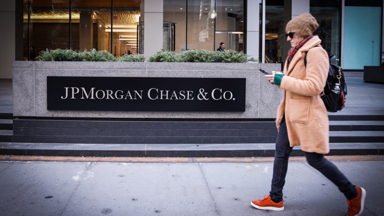HSBC downgrades JPMorgan Chase, adopts 'a more cautious stance' on bank stocks