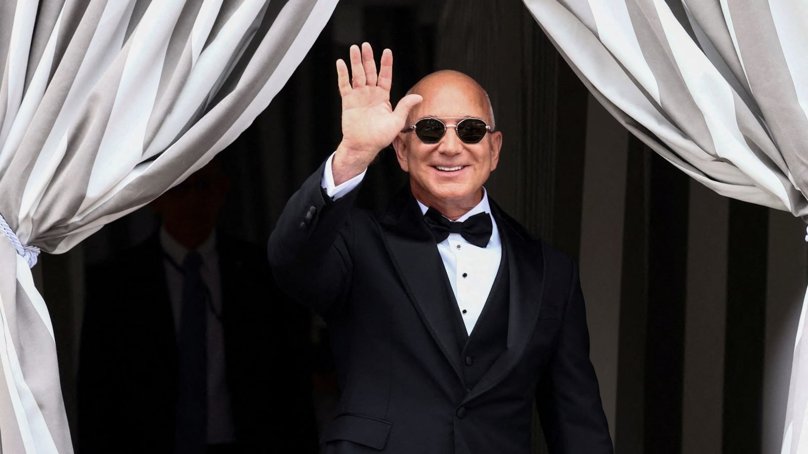 Jeff Bezos sells $737 million worth of Amazon shares