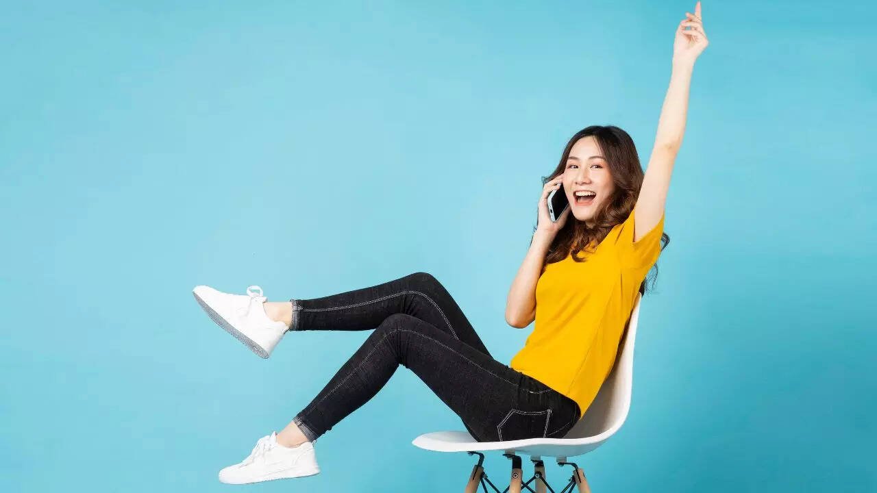 Are you intelligent, egocentric, or artistic? Here's what your sitting posture reveals about you