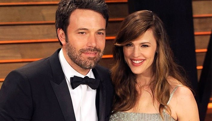 Jennifer Garner shines with John Miller as Ben Affleck looks down