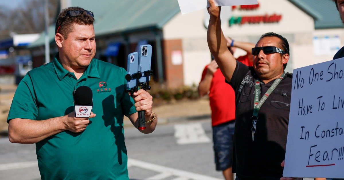 Spanish-language journalist remains in ICE custody despite being granted bond